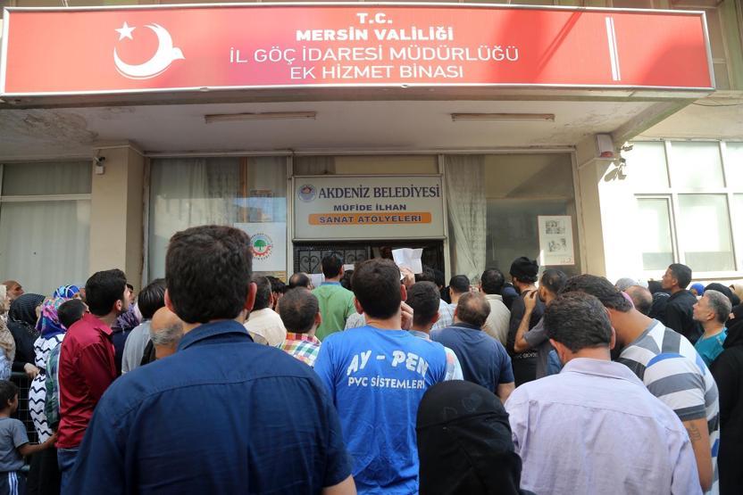 Suriyelilerin kimlik izdihamı