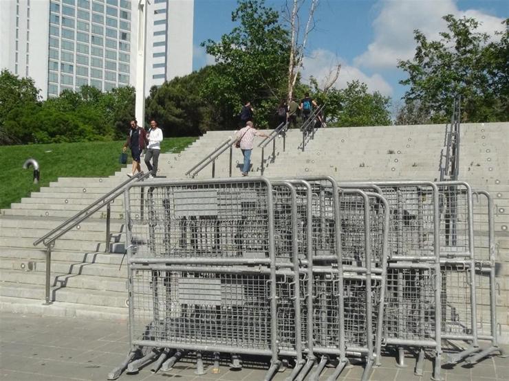 Gezi Parkının çevresi bariyerlerle çevrildi