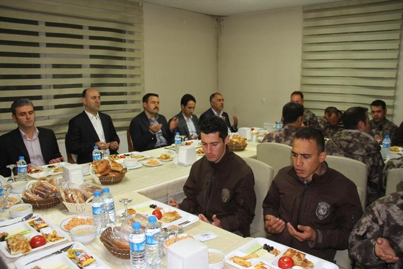 Ağrı Valisi, Özel Harekat polisleriyle sahur yaptı