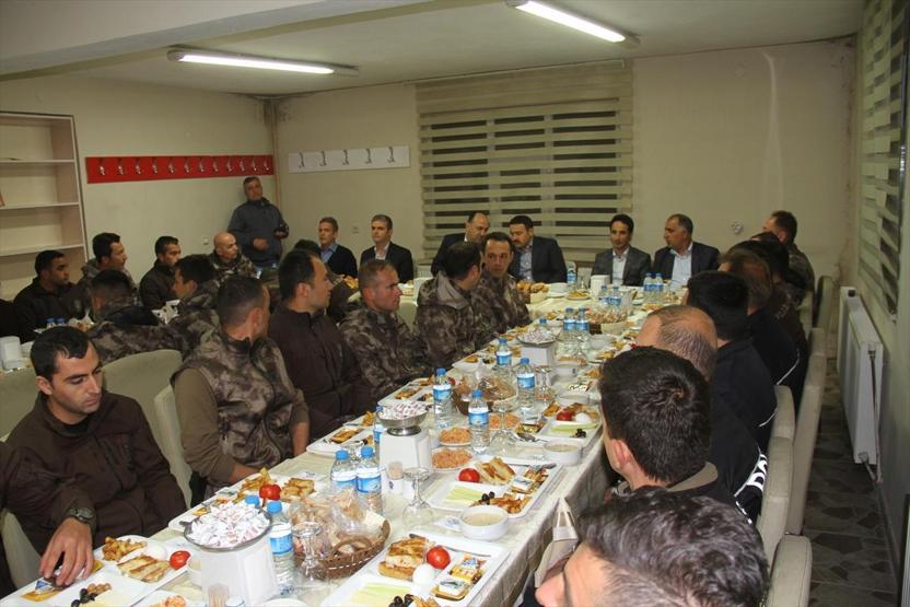 Ağrı Valisi, Özel Harekat polisleriyle sahur yaptı