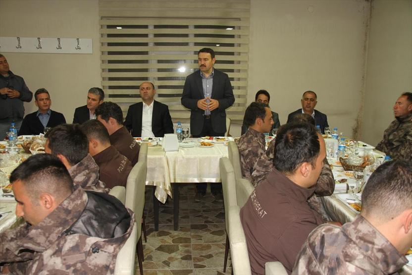 Ağrı Valisi, Özel Harekat polisleriyle sahur yaptı