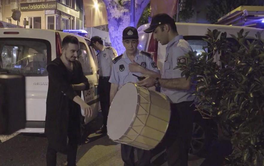 Beşiktaşta davul çalan fenomene zabıtadan para cezası