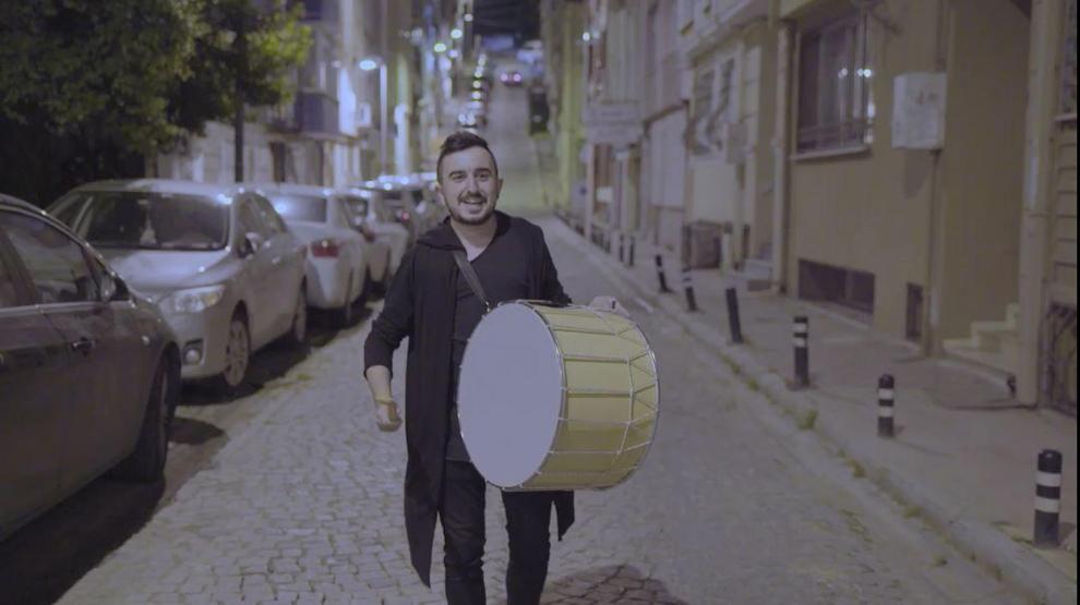 Beşiktaşta davul çalan fenomene zabıtadan para cezası