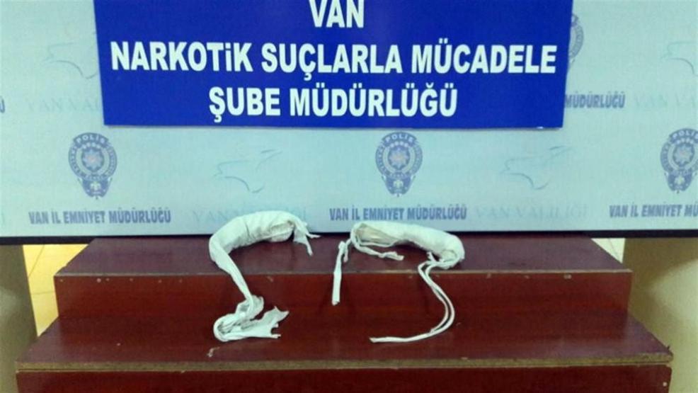 Bacaklarının arasına sakladığı 1 kilo eroinle yakalandı