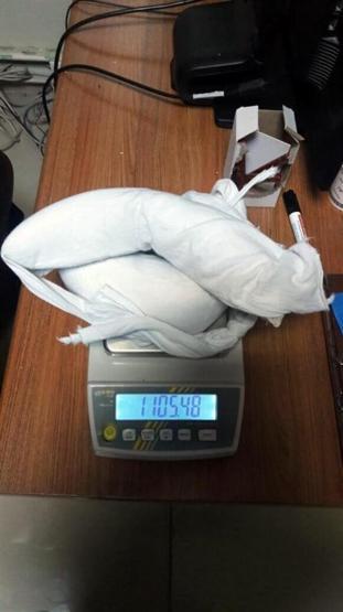 Bacaklarının arasına sakladığı 1 kilo eroinle yakalandı