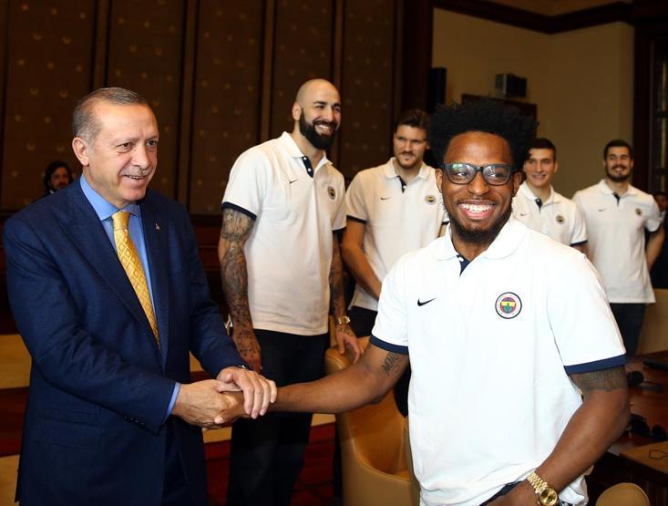 Cumhurbaşkanı Erdoğan, Datomenin saçlarını dikkatle inceledi