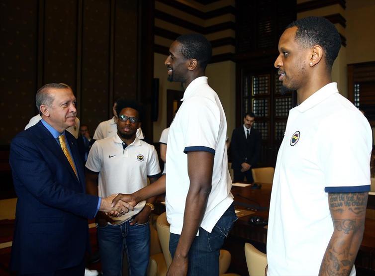 Cumhurbaşkanı Erdoğan, Datomenin saçlarını dikkatle inceledi