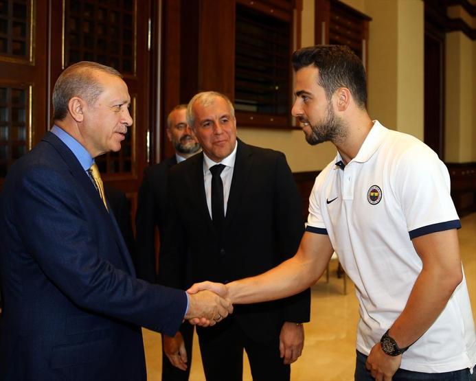 Cumhurbaşkanı Erdoğan, Datomenin saçlarını dikkatle inceledi