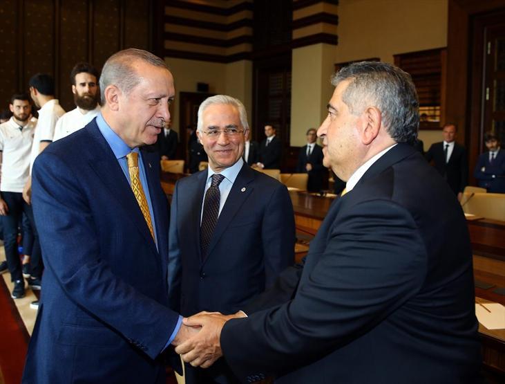Cumhurbaşkanı Erdoğan, Datomenin saçlarını dikkatle inceledi