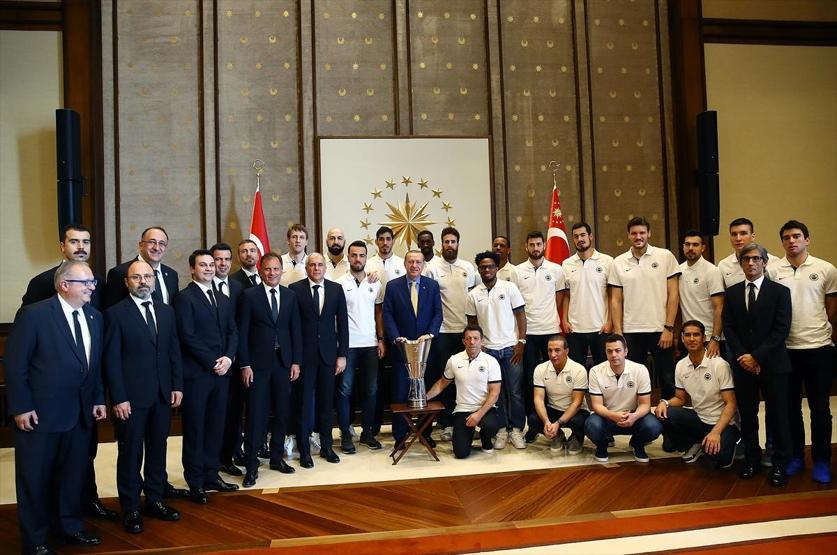 Cumhurbaşkanı Erdoğan, Datomenin saçlarını dikkatle inceledi