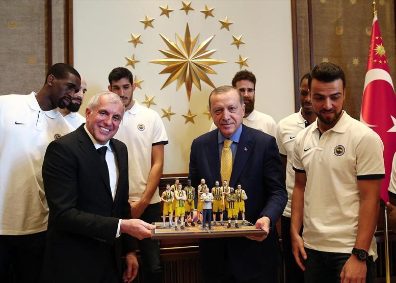 Cumhurbaşkanı Erdoğan, Datomenin saçlarını dikkatle inceledi