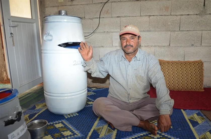 Tarım işçileri elektrikli süpürge ve fıçıdan klima yaptı