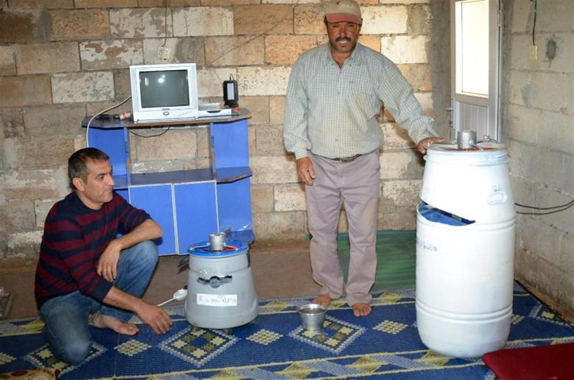 Tarım işçileri elektrikli süpürge ve fıçıdan klima yaptı