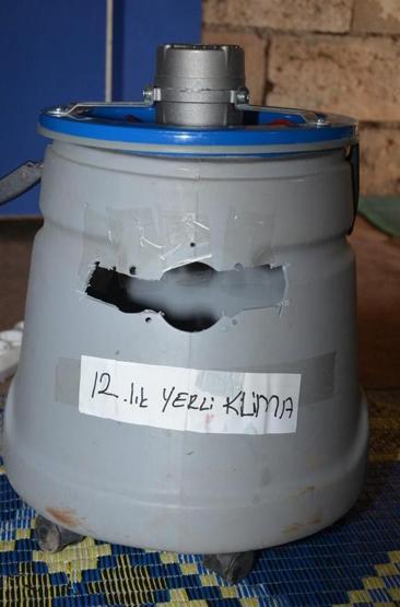 Tarım işçileri elektrikli süpürge ve fıçıdan klima yaptı