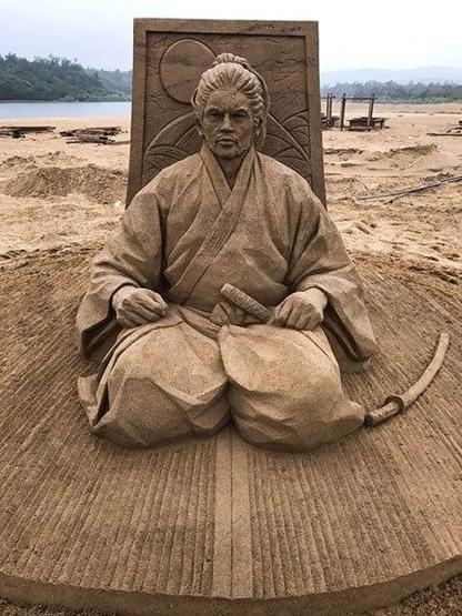 Japon sanatçı kumdan heykelleriyle büyülüyor