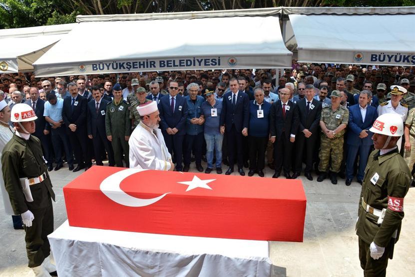 Şırnaktaki helikopterde şehit olan yüzbaşı Adanada toprağa verildi