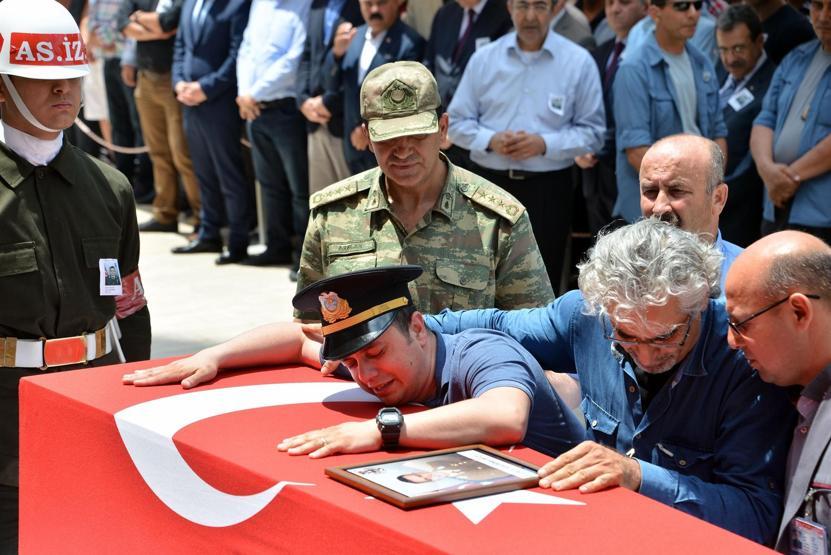 Şırnaktaki helikopterde şehit olan yüzbaşı Adanada toprağa verildi