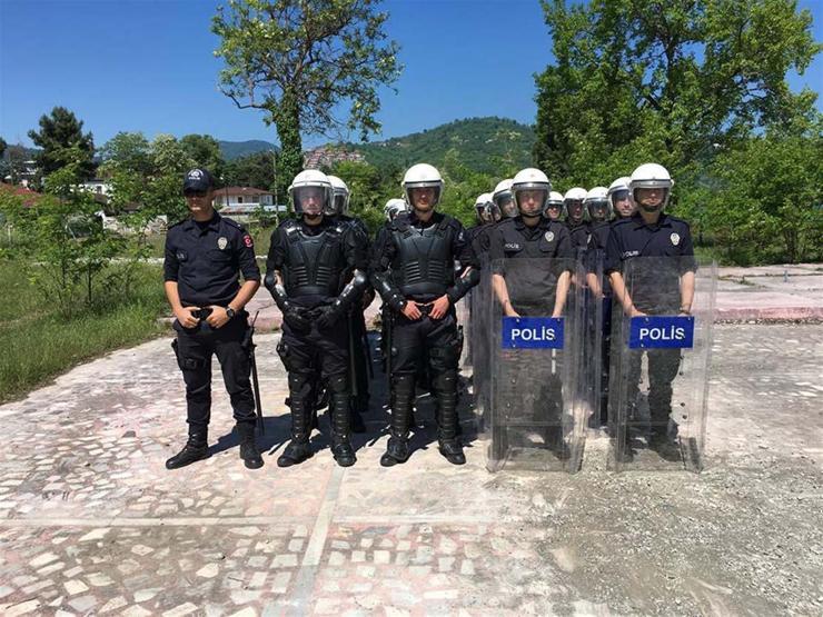 Çevik kuvvet polislerine nefes kesen eğitim
