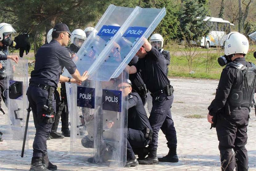 Çevik kuvvet polislerine nefes kesen eğitim