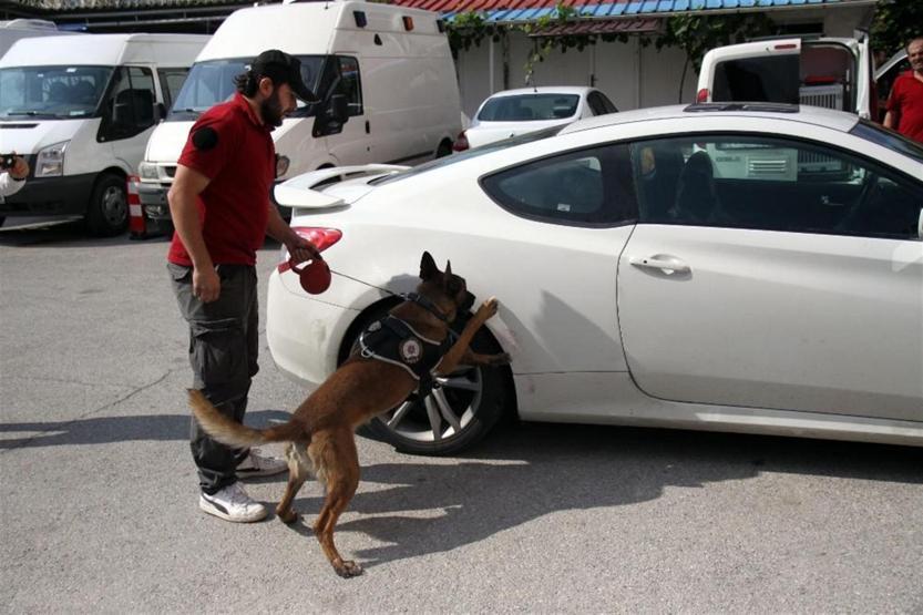 Polis ipi çektikçe lüks otomobilden uyuşturucu çıktı