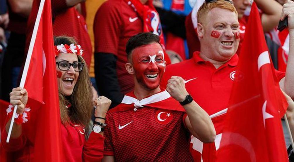 Taraftarlara soruldu: Şampiyonlar Ligi maçı mı, balayı mı