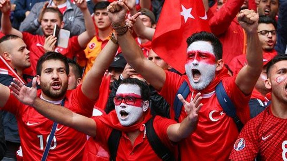 Taraftarlara soruldu: Şampiyonlar Ligi maçı mı, balayı mı