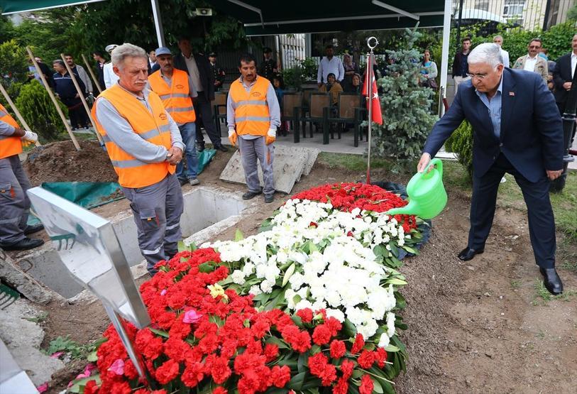 Necdet Özel, şehit tümgeneralin mezarını ziyaret etti