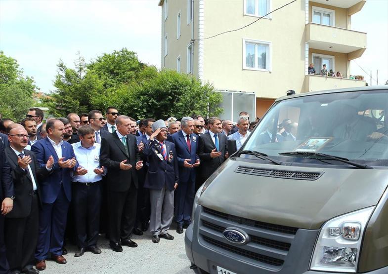 Helikopterde şehit olan Albay Gökhan Peker Çatalcada toprağa verildi