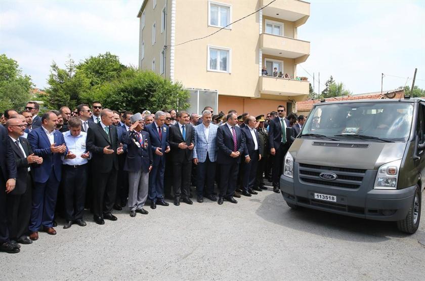 Helikopterde şehit olan Albay Gökhan Peker Çatalcada toprağa verildi