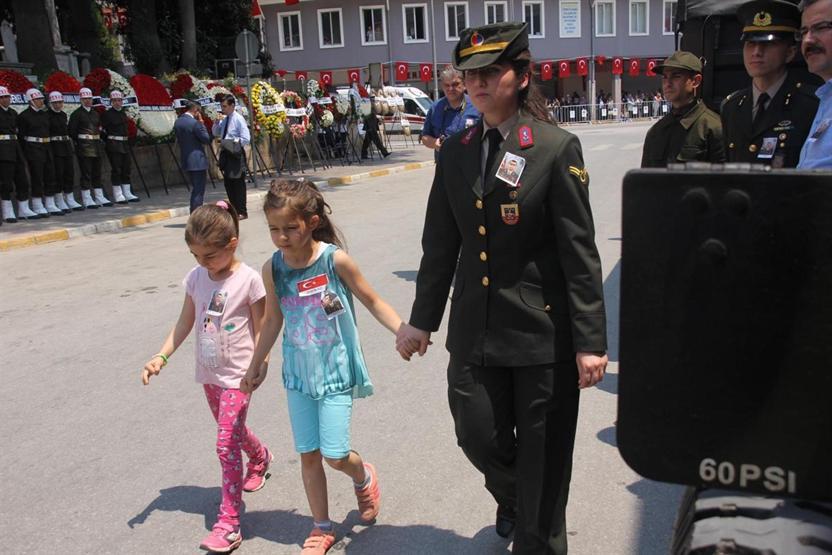 Helikopterde şehit olan yüzbaşıya Balıkesirde son veda