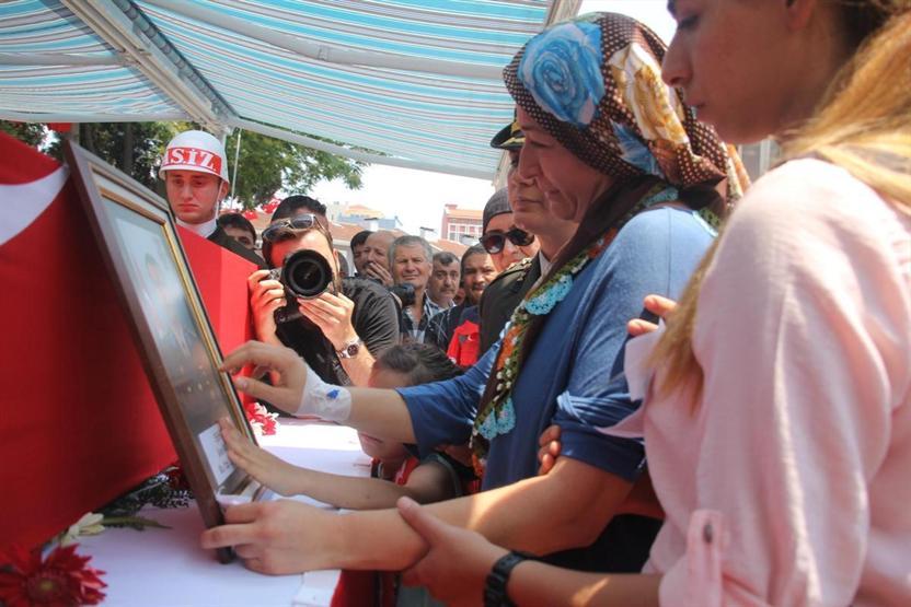Helikopterde şehit olan yüzbaşıya Balıkesirde son veda