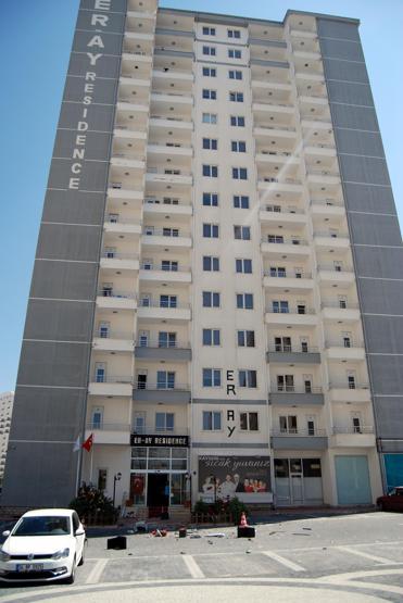 Üniversite öğrencisi evdeki eşyayı 14üncü kattan yola fırlattı