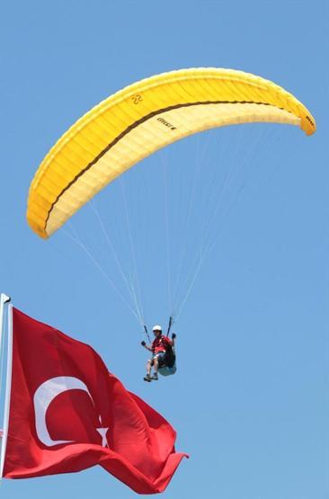700 metre yukarıda: Yamaç paraşütü yarışması başladı