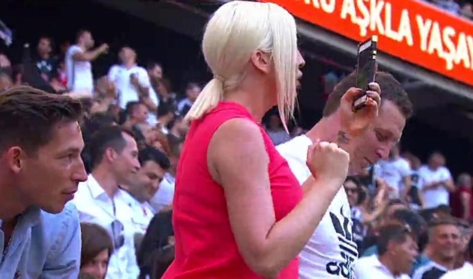 Jelena Karleusa kupayla şov yaptı