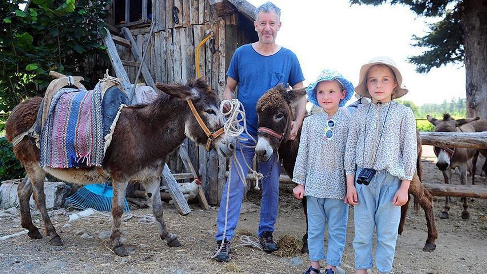 Christian Amca eşekleriyle safari turu yaptırıyor