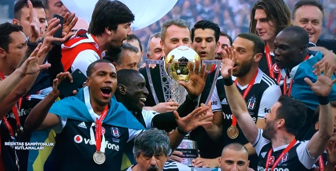 Şampiyon Beşiktaş kupasını aldı