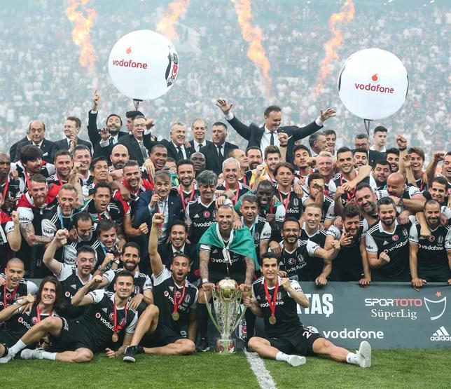 Şampiyon Beşiktaş kupasını aldı