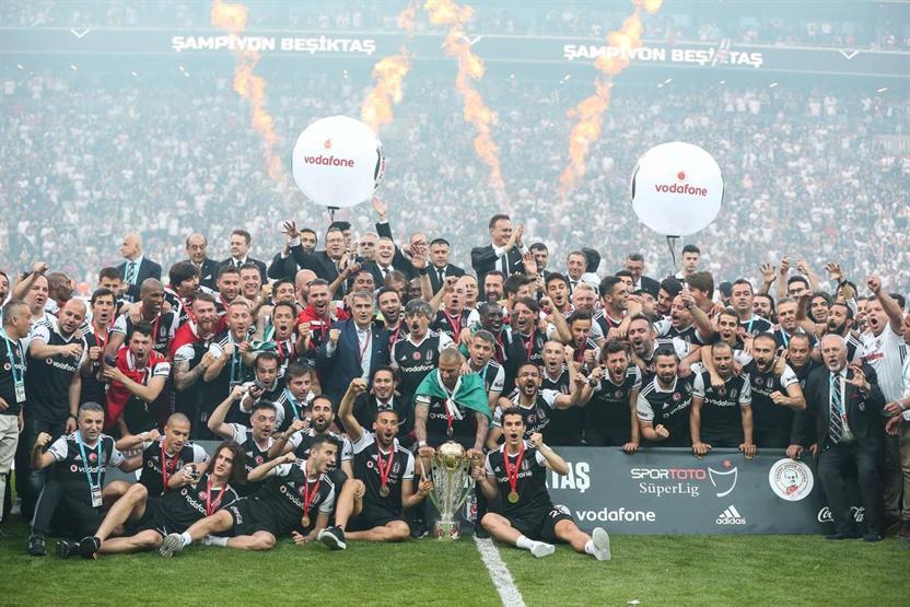 Şampiyon Beşiktaş kupasını aldı