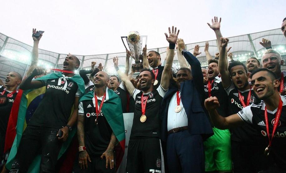 Şampiyon Beşiktaş kupasını aldı