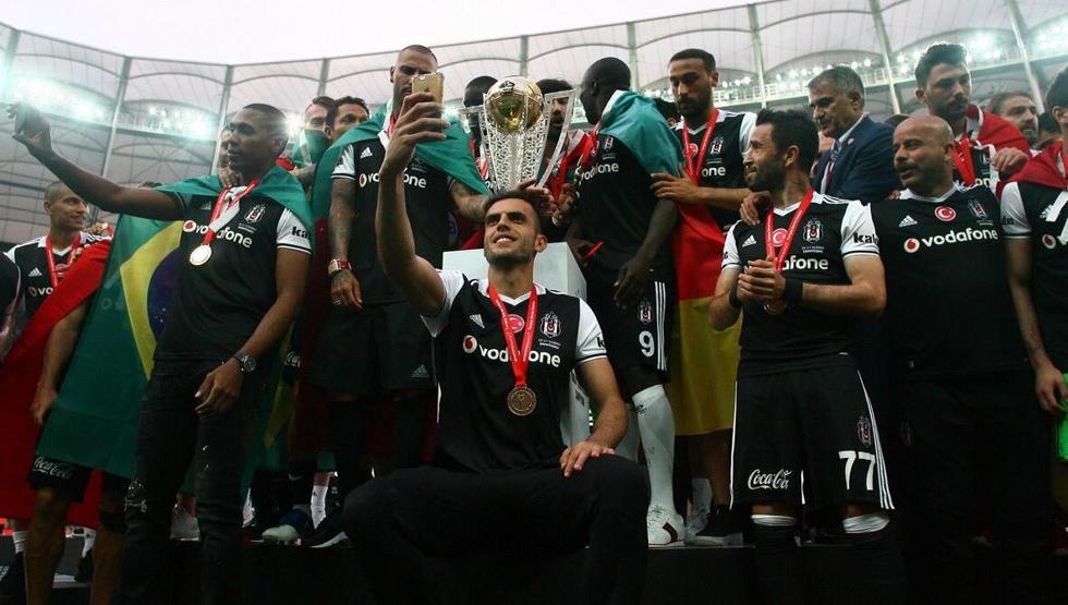Şampiyon Beşiktaş kupasını aldı