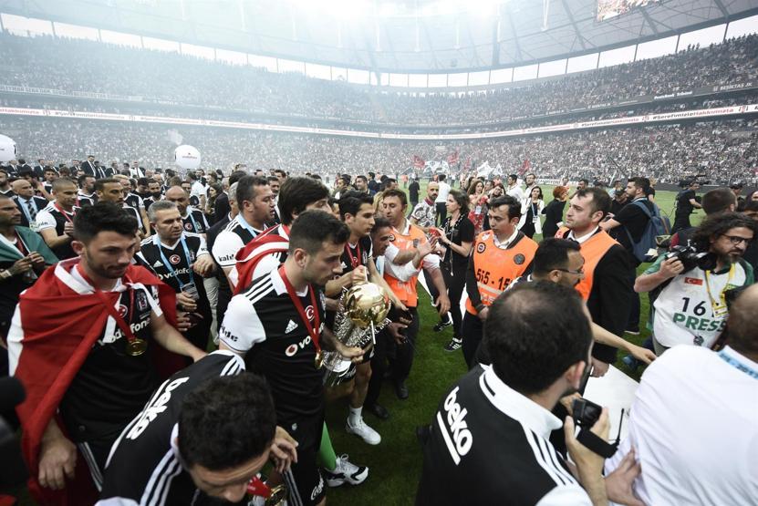 Şampiyon Beşiktaş kupasını aldı