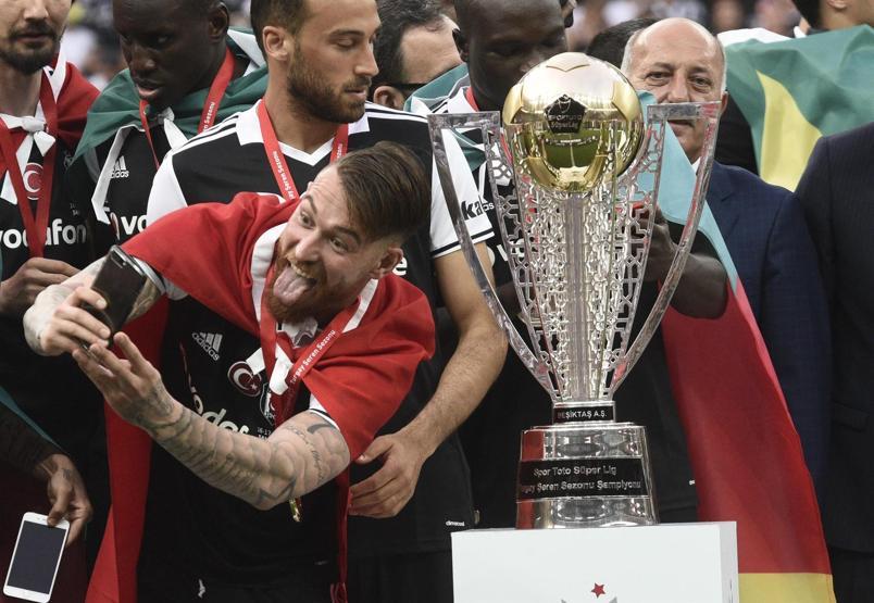 Şampiyon Beşiktaş kupasını aldı