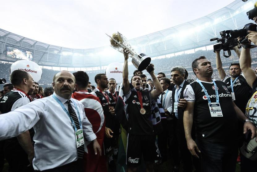 Şampiyon Beşiktaş kupasını aldı