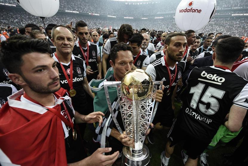 Şampiyon Beşiktaş kupasını aldı