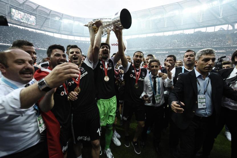 Şampiyon Beşiktaş kupasını aldı