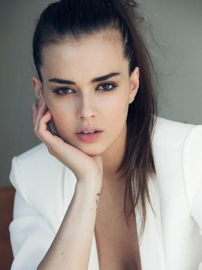 Ferrarisini parçalayan Elif Aksu kimdir