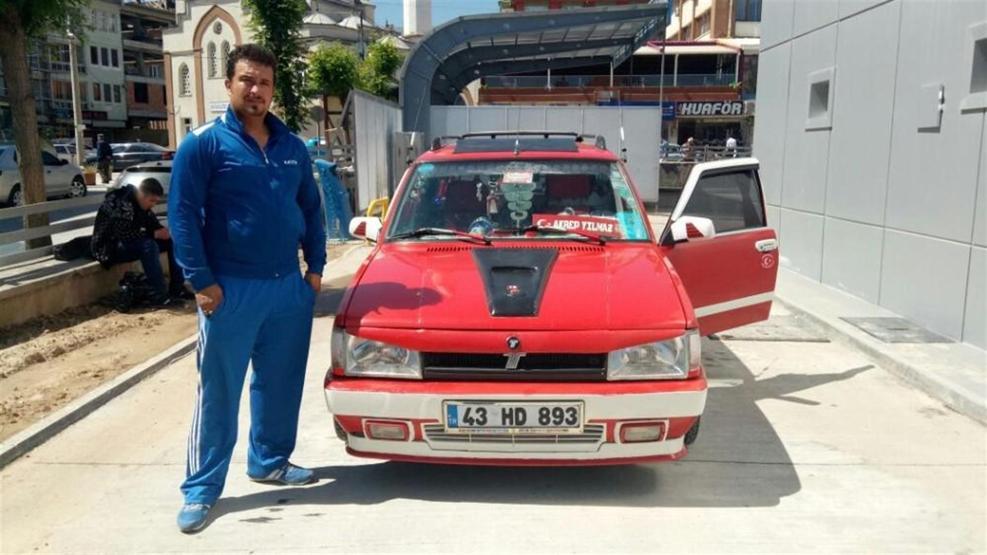 Otel ücretlerine kızdı, arabasını otele çevirdi