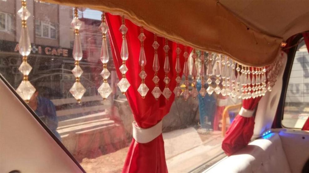 Otel ücretlerine kızdı, arabasını otele çevirdi