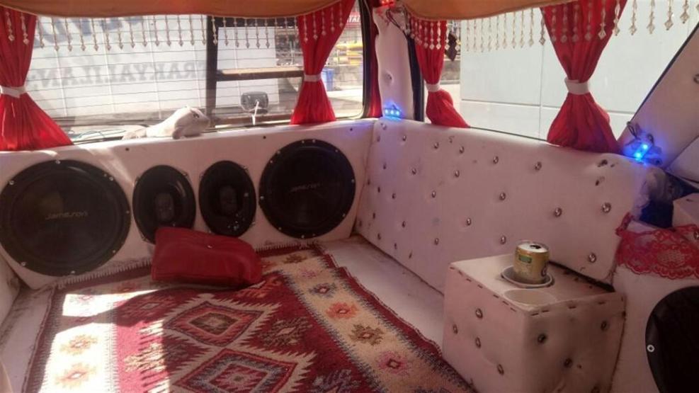 Otel ücretlerine kızdı, arabasını otele çevirdi
