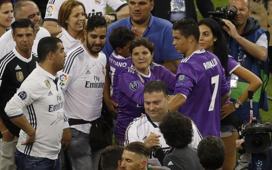 Cristiano Ronaldonun yanından hiç ayrılmadı